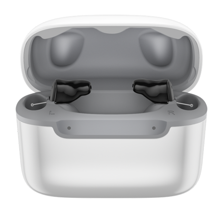 Weiße kabellose Ohrhörer liegen in einem geöffneten grauen Ladecase
